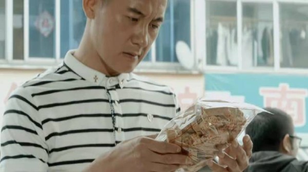 男人成功后回来寻找曾经帮助过自己的恩人