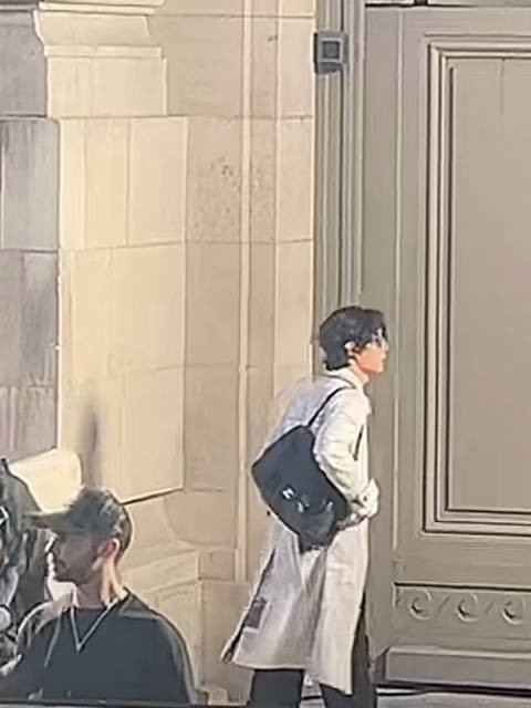 王一博现身巴黎香奈儿秀场 贵公子气场尽显东方少年高级感，生图状态能打