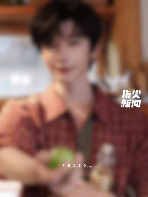秋日山野，清风拂面，@郝熠然 一身红格衬衫置身绿意之中…