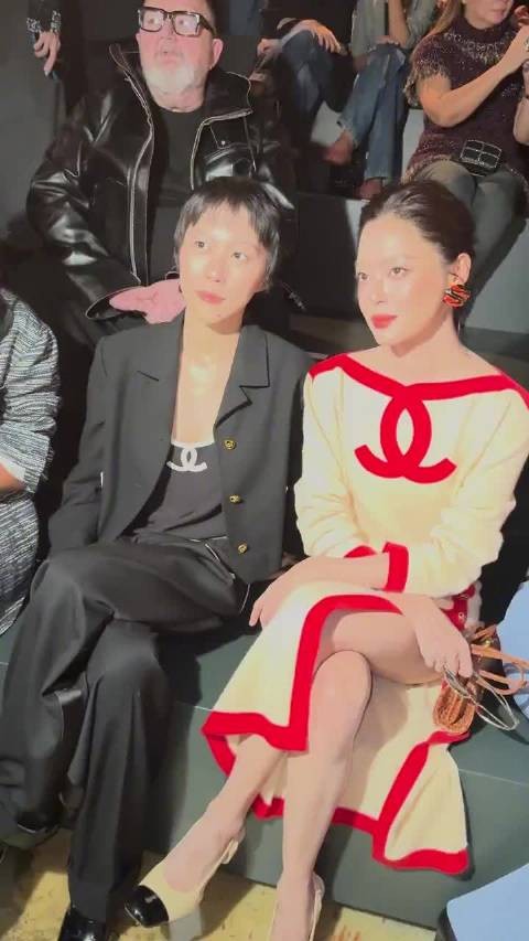 辛芷蕾巴黎看秀状态稳，生图松弛感难得
