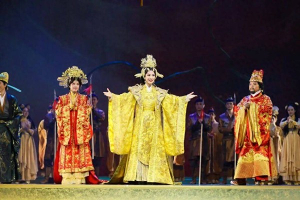 香港资深女星演穿越歌剧,入行55年仍会紧张,亲自帮后辈整理头套