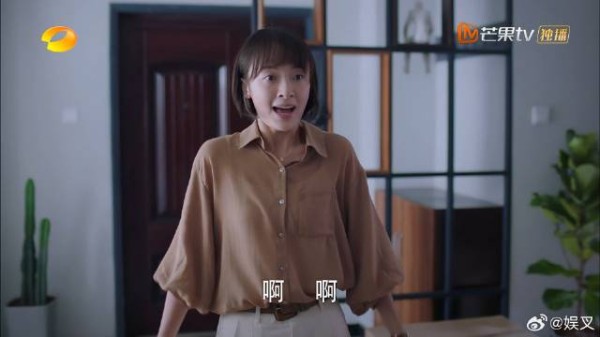 子秋在房间沐浴 没想到明月直接闯进门，两人对视尴尬了