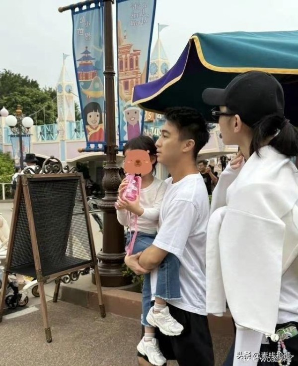 奚梦瑶何猷君香港迪士尼被偶遇:4岁女儿只黏爸爸全程抱娃不撒手