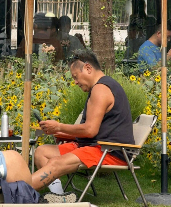 香港知名男星穿背心短裤被拍,小腿纹身入镜,与当年判若两人