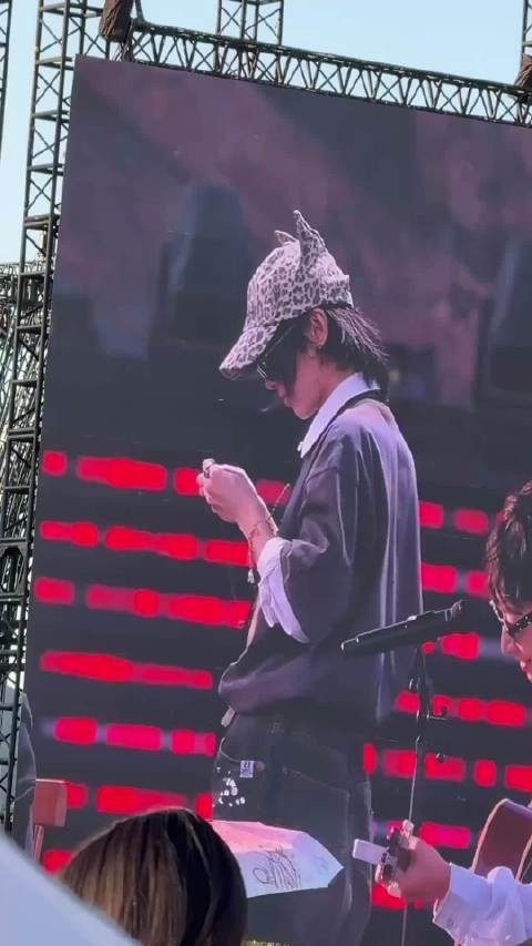 华晨宇今天送粉丝同款项链,亲自为他们戴上