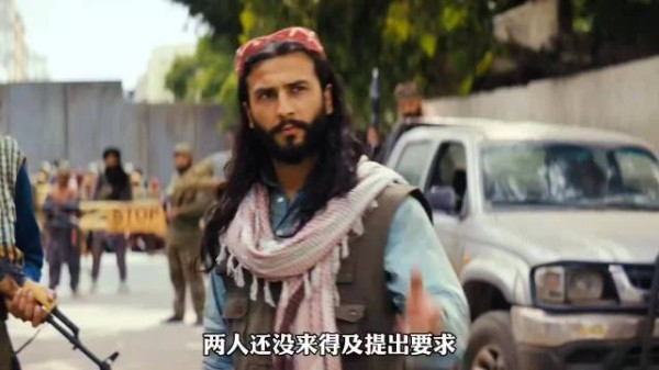 塔利班首领拔枪对准女翻译,谈判现场生死一线