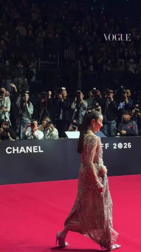 杨紫琼亮相釜山电影节红毯,身穿Dior 2027早春系列利落大气