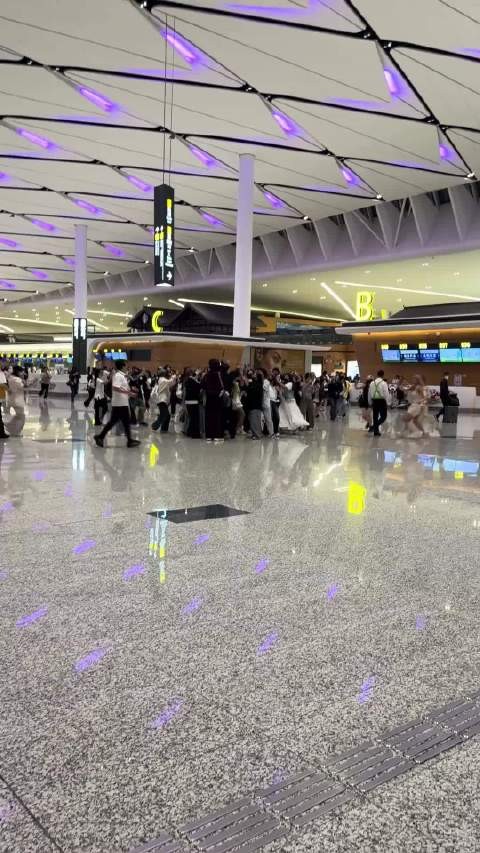 粉丝总能准时蹲到,公共空间乱成一团,到底是行程泄露,还是明星方刻意引流?