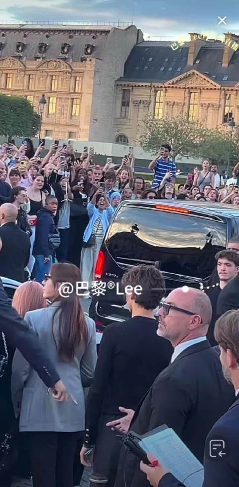 Lisa巴黎秀场登场,人间芭比灵动明艳