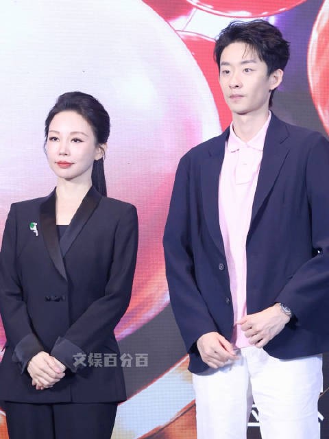 同框，曾经少年仰望如今并肩而立
