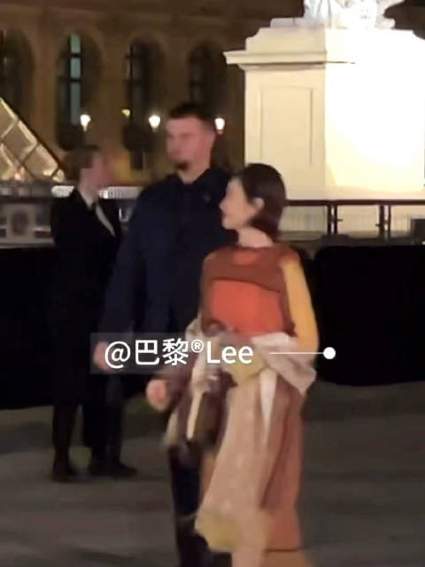 钟楚曦卢昱晓宋茜巴黎时装周下班,体态优越气场十足