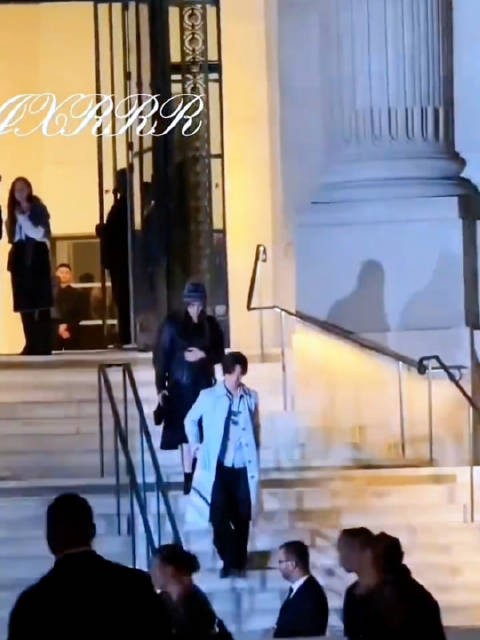王一博巴黎香奈儿看秀，场外粉丝排长队等候