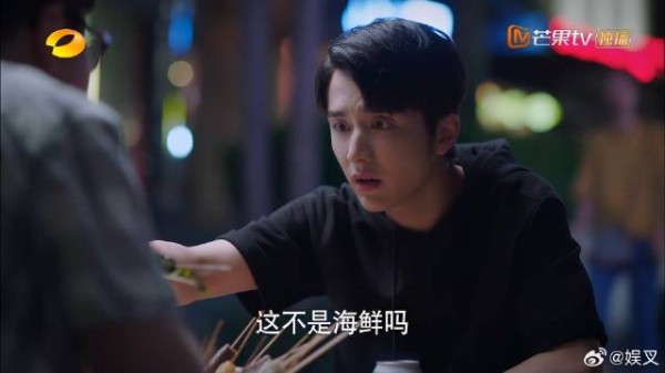 子秋扬言请客吃大餐 好哥们满怀期待赴约,怎料竟是路边的串串