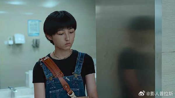 姐姐趁弟弟上厕所抛弃他 见他痛哭模样,心软带他回家