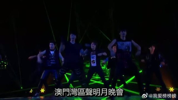 王嘉尔踩到周笔畅裙摆忙坏周深,这一脚踩出了娱乐圈最缺的东西