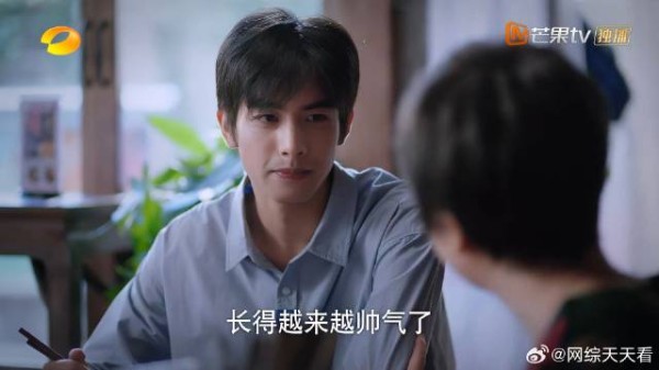 邻居夸凌霄长得帅 爸爸谦虚:也就是一般人