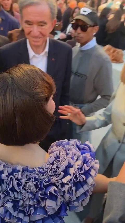 Lisa秀场人气可见一斑:排着队挨个进行贴面礼,每个人都乖乖在等着