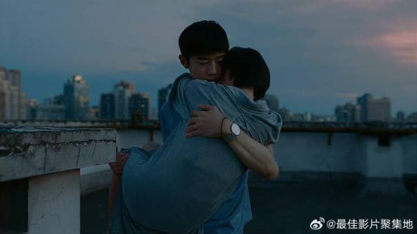 张子枫为弟弟烦心 梁靖康一把抱住安慰，男友力十足！