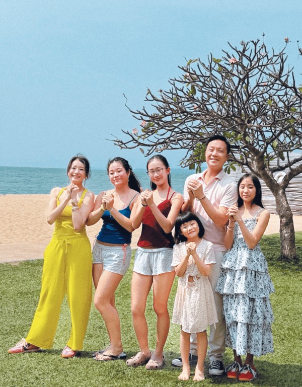女儿一度命悬一线,香港女星求助“师父”惹争议,风波后血拼买首饰解压