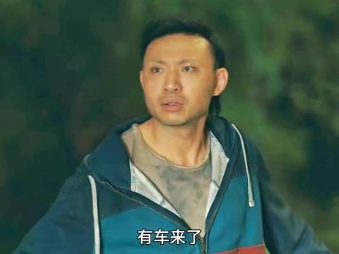 心中没有一丝面对歹徒的担忧，眼中充满了对一等功的惊喜