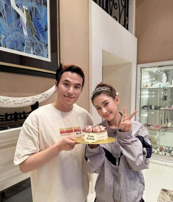 何超莲34岁生日全家福曝光！老公零点庆祝，丸子头短裤嫩回24岁