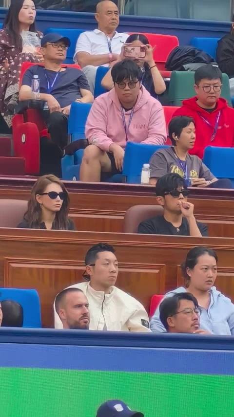 周杰伦和昆凌在上海劳力士大师赛,为张之臻鼓掌加油