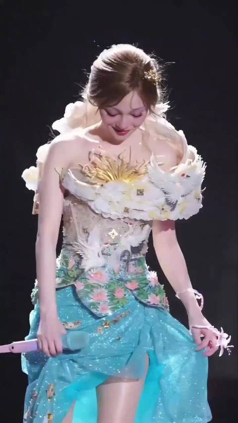 张韶涵置顶对大陆特别的爱,全开麦演唱互动热烈