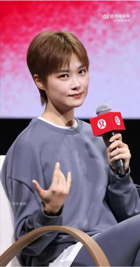 李宇春被快递小哥问轮滑，吐槽下班秒变松弛状态
