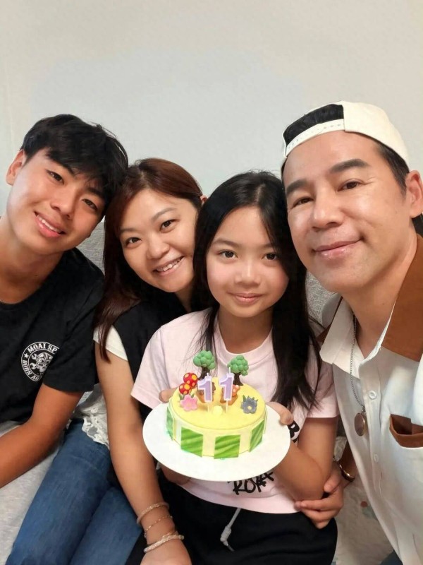 TVB男星为11岁女儿庆生，当年客串《爱回家》，一家四口温馨同框