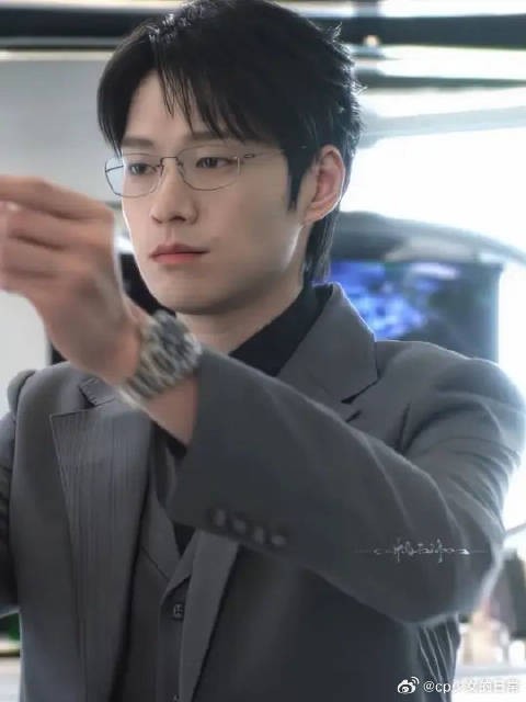 年上的魅力在于：一句安慰的话都没说 却很好的帮你遮挡了你的脆弱