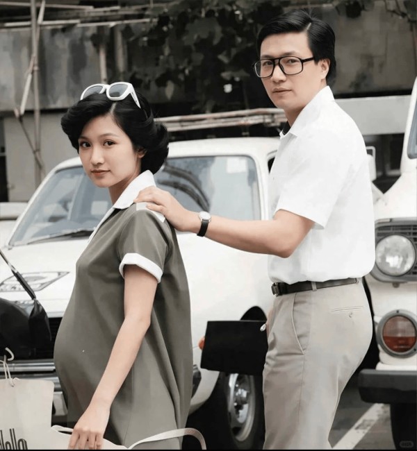 1980年,谢贤和狄波拉在街头被抓拍的一张照片!此时她身怀六甲,腹中孩子便是谢霆锋…