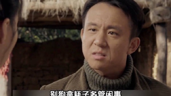 小情侣正在忙，没想到被妹妹发现了