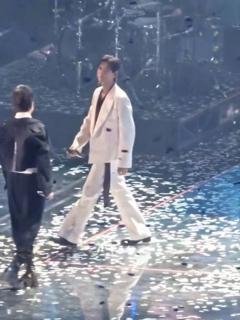 李现惊喜出现在鸟巢，全场沸腾了，李现的国民度这一块！李现阿信合唱