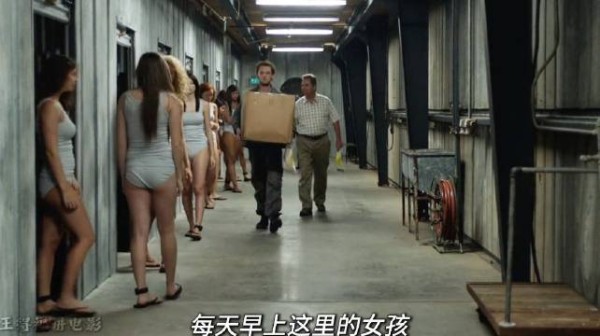 看似完美的密闭生活,暗流涌动,人性丑恶在暗处肆意滋生