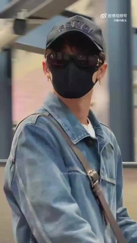 檀健次米兰机场出发回国，牛仔造型清爽时髦