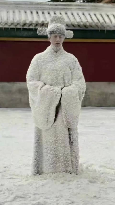 用身体换镜头！牛骏峰盛夏拍摄雪中冻死戏份，细节封神