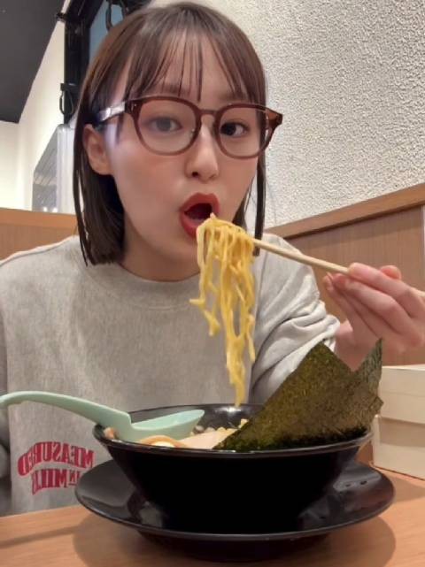 铃木美羽吃拉面留米饭海苔未吃到