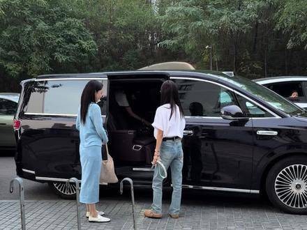 今天在阿那亚邂逅三位耀眼女星:佟丽娅、董璇、高露