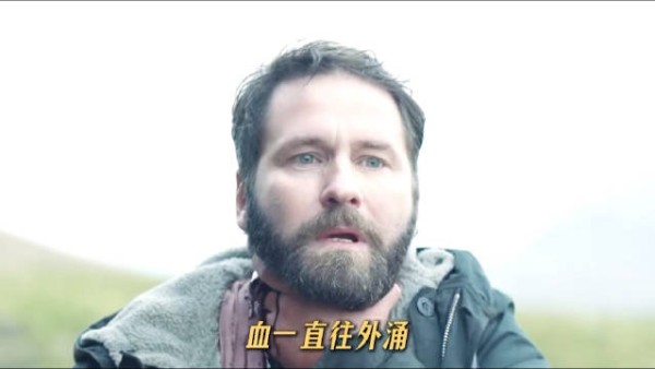 男主人中枪身亡，艾达牵生父手走向苍茫山野