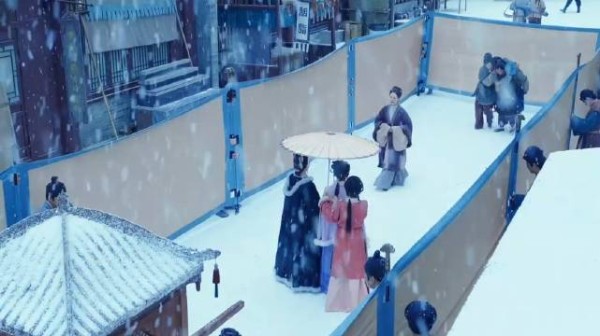 兰香如故拍出了世家大族的排场,一道帷幔,是体面,也是禁锢