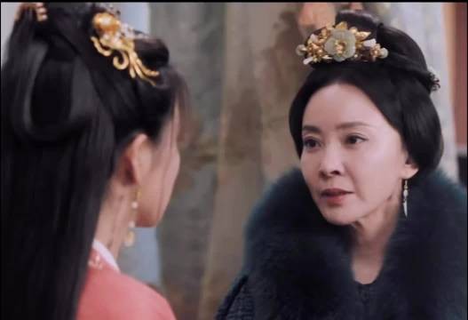 白鹿离开于正后齐肩碎花裙配洞洞鞋，短发显国际范