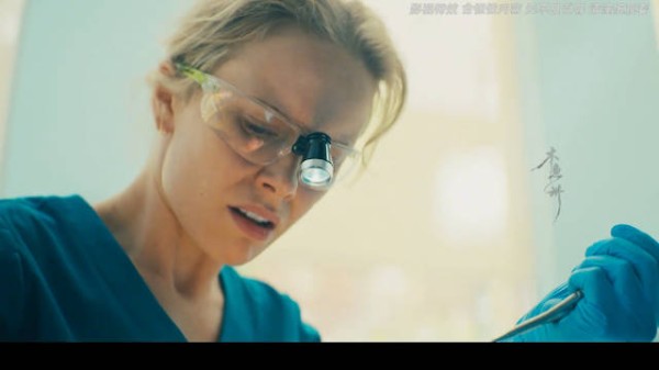 女人突然发现了件诡异的事情,眼前这个帅小伙的头发,竟然从牙齿里长了出来