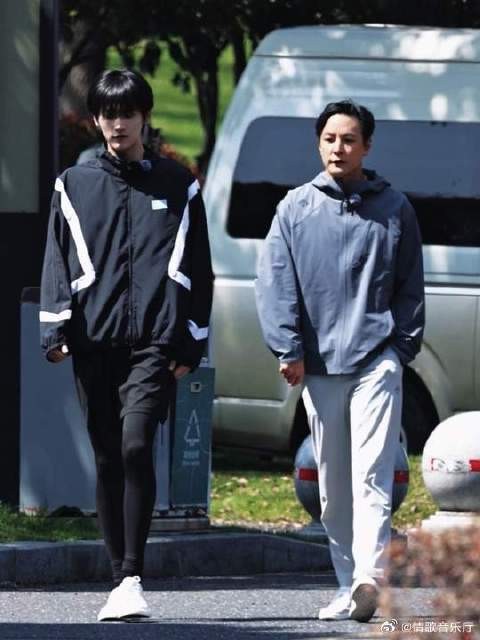 聊什么呢给我也听听