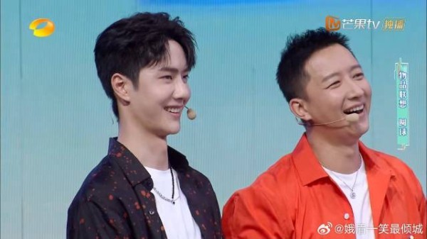 赵丽颖可爱到犯规!无实物表演笑翻全场,王一博看她一脸宠溺