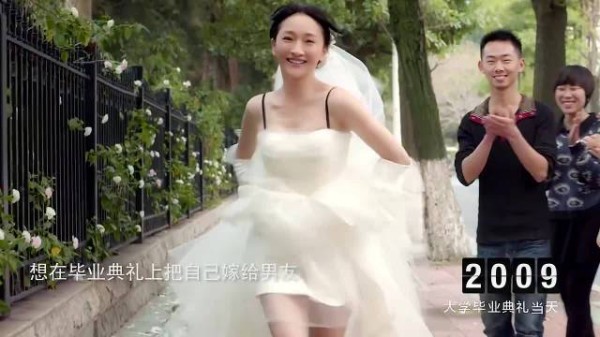 女孩儿穿婚纱来到毕业典礼,等着男友给自己求婚,没想到被当众拒绝