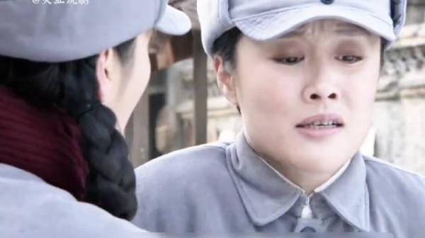 女人只是轻轻晃了几下孕妇的胳膊,没成想直接把对方的羊水摇破了