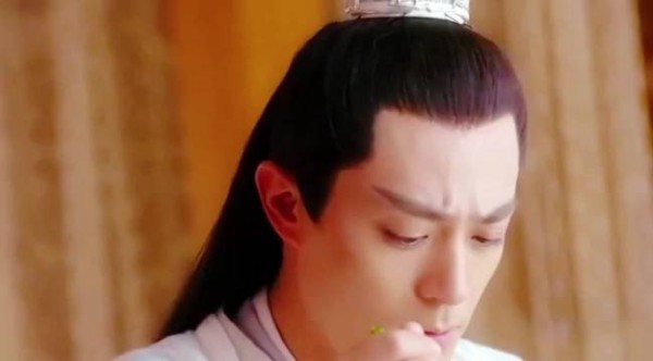 花千骨弄坏千年冰莲,被师父罚不吃饭练剑倒立看书