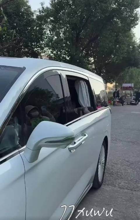 侯明昊《念相思》下班路透来了，大夜戏拍完，状态依旧能打，你期待这部剧吗？