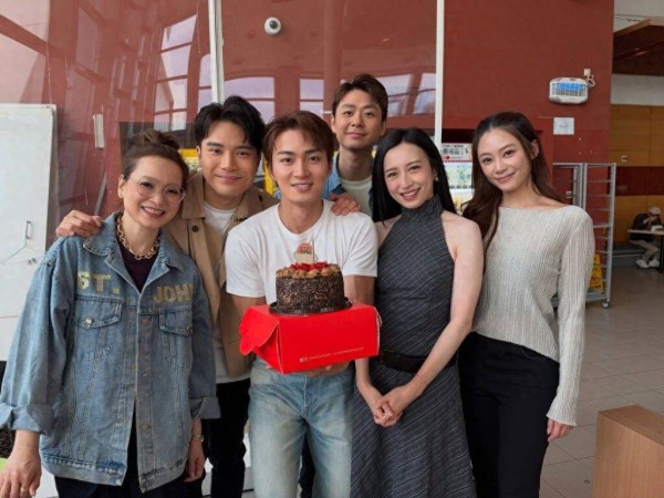 TVB小生生日照常开工，好友电视城内送上惊喜，主演新剧刚杀青