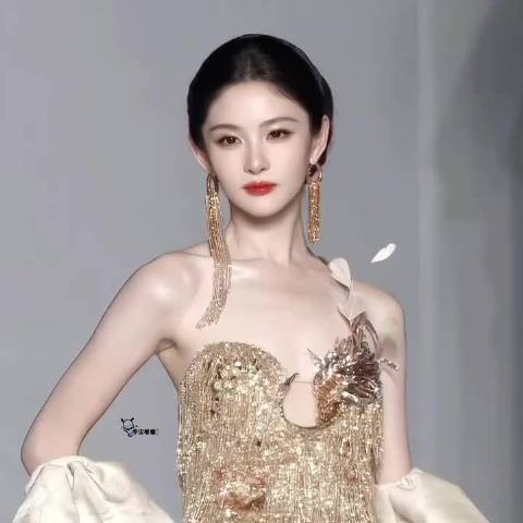 美商高真的自带滤镜，赵晴选对风格，五官组合起来更协调，洋气感拉满